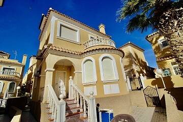 Vrijstaande villa met twee slaapkamers nabij Villamartin * in Ole International