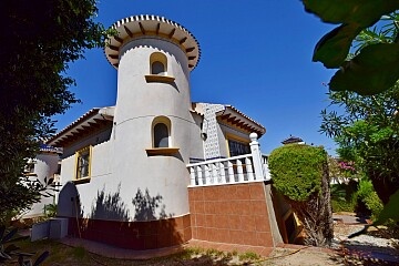Detached villa with 3 bedrooms and private garden near Villamartin * in Ole International