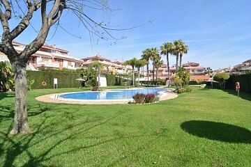 Apartamento en planta baja de 2 dormitorios con jardín privado in Ole International