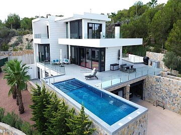 Chalet moderno con jardÍn privado, piscina y garaje en Las Colinas Golf in Ole International