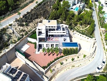 Chalet moderno con jardÍn privado, piscina y garaje en Las Colinas Golf in Ole International