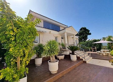 5 bedroom villa with private pool in La Mata in Ole International