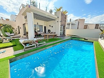 5 bedroom luxury detached villa with pool in Villamartin in Ole International